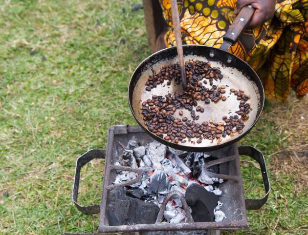 Woman,Roasting,Coffee,In,A,Traditional,Way,In,Arusha,Tanzania